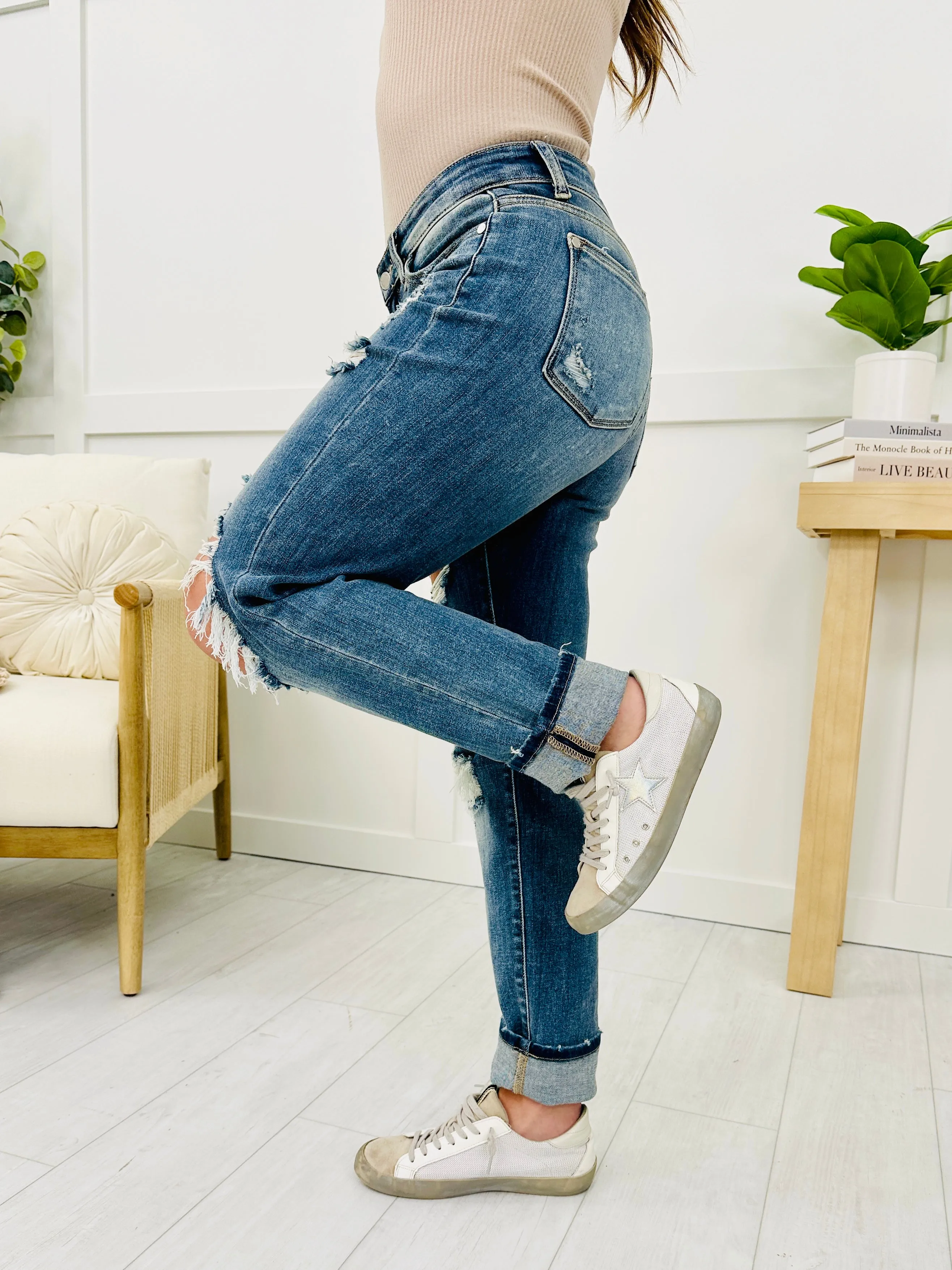 Judy Blue Somewhere On a Bleach Mid Rise Boyfriend Jeans in REG/CURVY