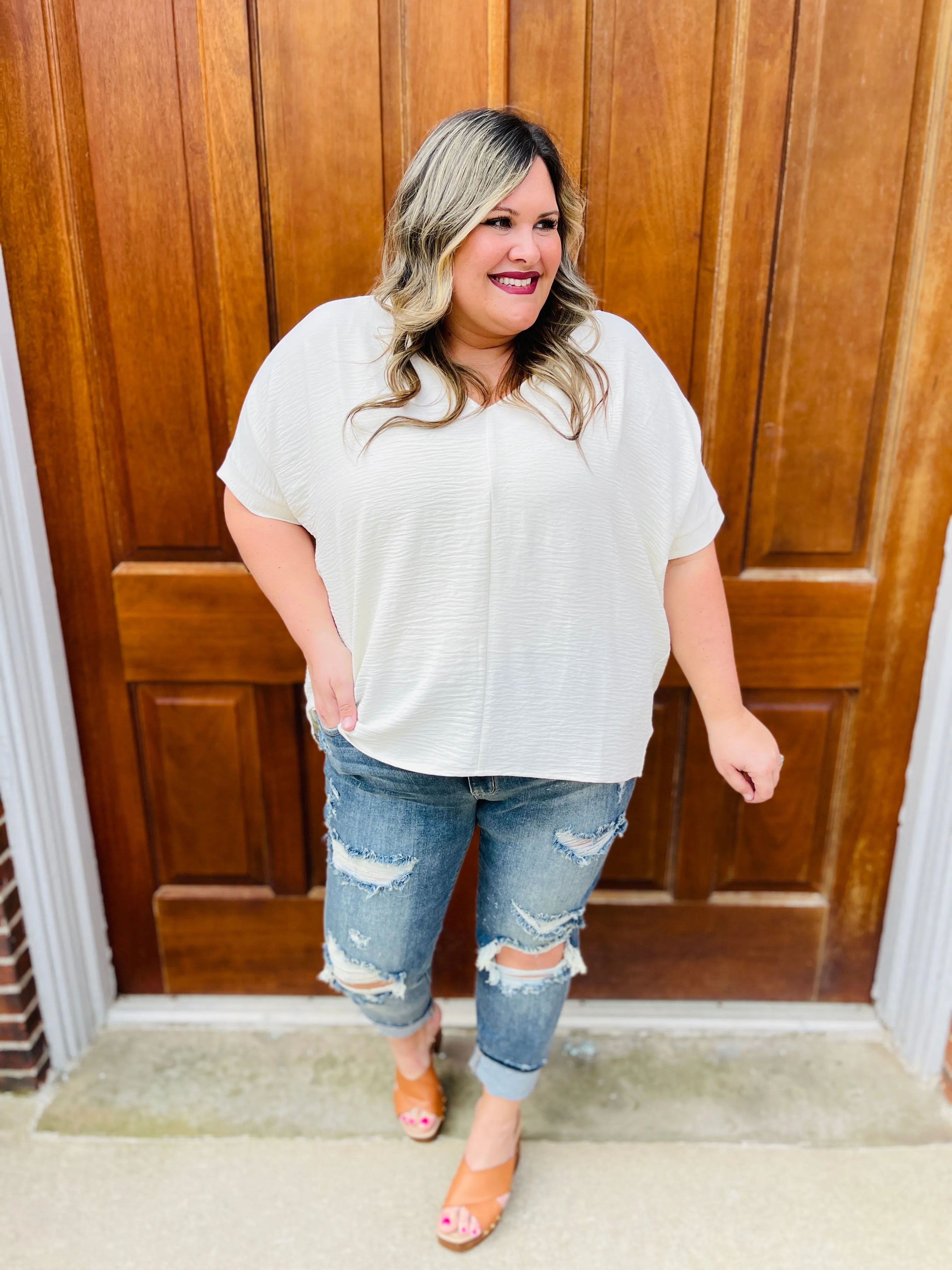 Judy Blue Somewhere On a Bleach Mid Rise Boyfriend Jeans in REG/CURVY