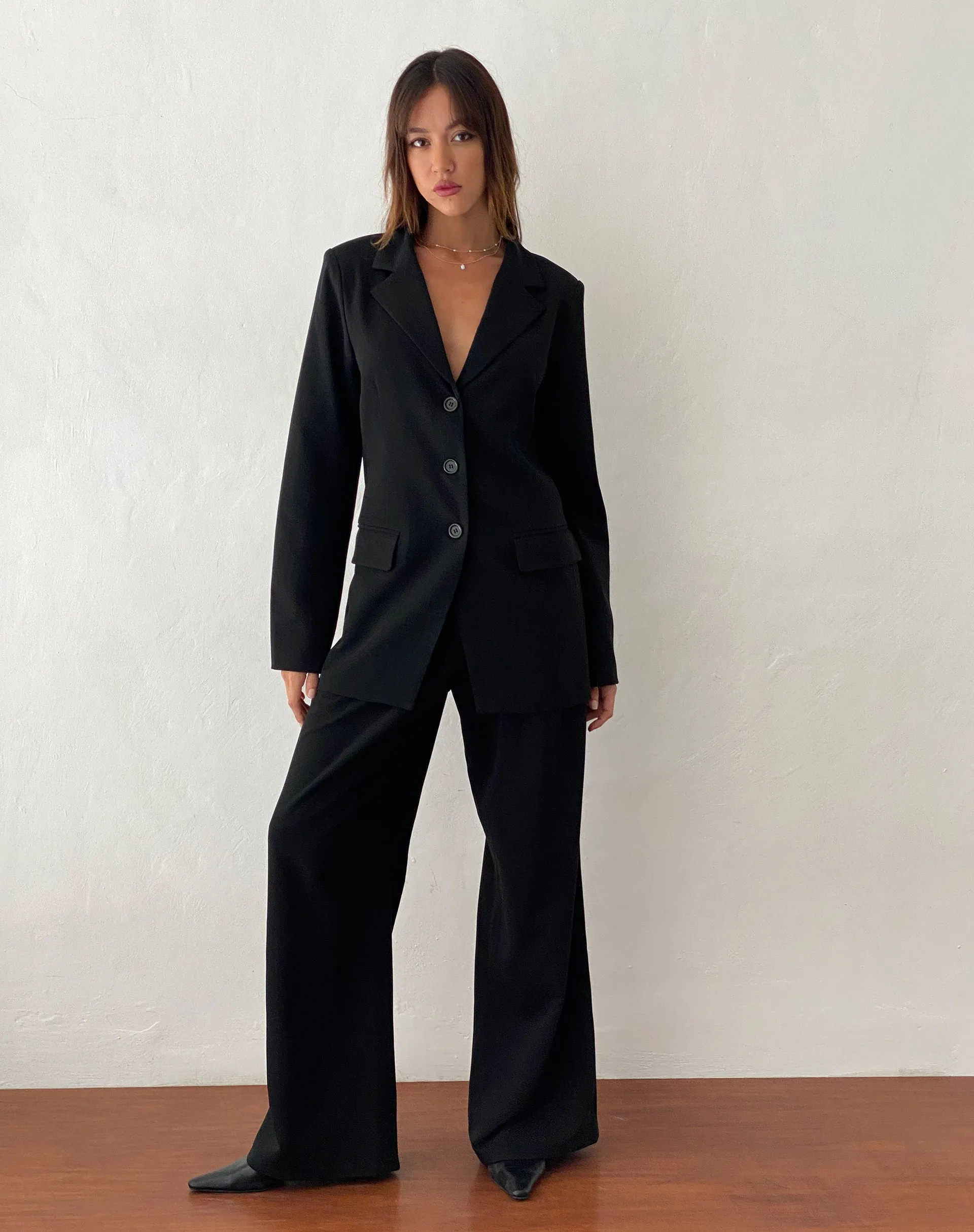 Nailaka Low Rise Wide Leg Tailored Trouser in Black